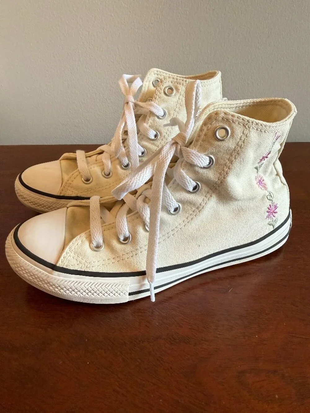 Converse Chuck Taylor All Star Embroidered Floral Sneakers Girls Size 2
